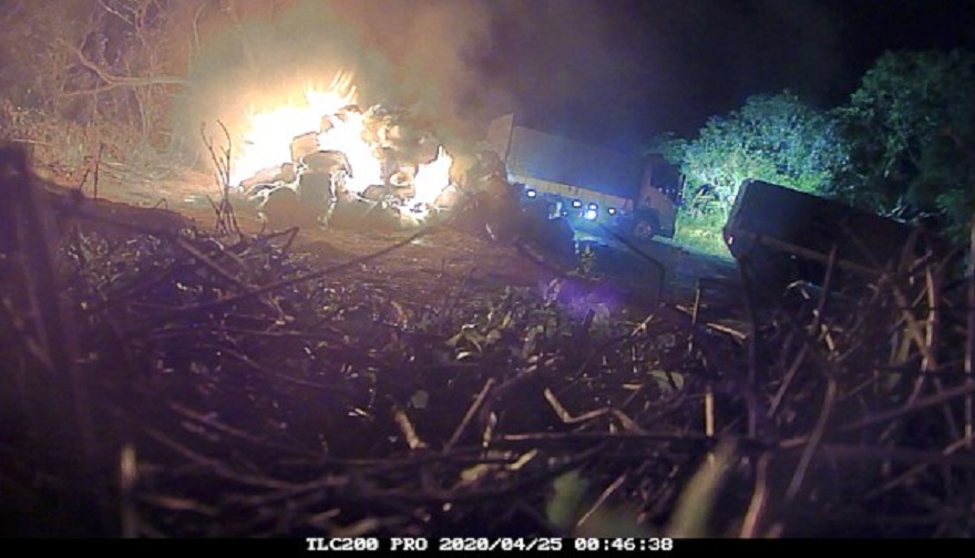 ▲業者以一般小貨車或冷凍車密閉式車廂載運廢棄物，半夜進入漆黑墓園，每次棄置數百公斤垃圾後，用噴火槍引火焚燒。(圖/新北環保局提供)