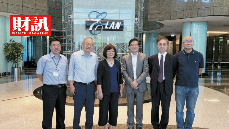 ▲邱德成(右3)陪同前國發會主委陳美伶(右4)參訪義隆電子。（圖／財訊雙週刊）