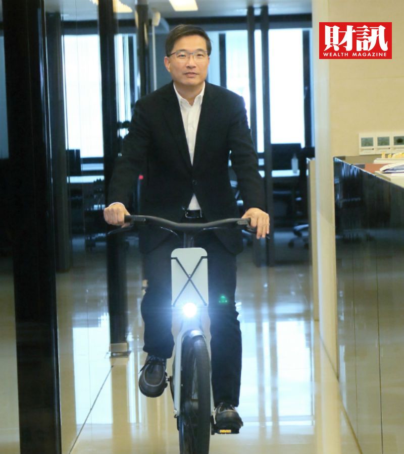 ▲創投公會理事長邱德成的代步車,其中的電動版是由信邦所做。(圖/財訊雙週刊)