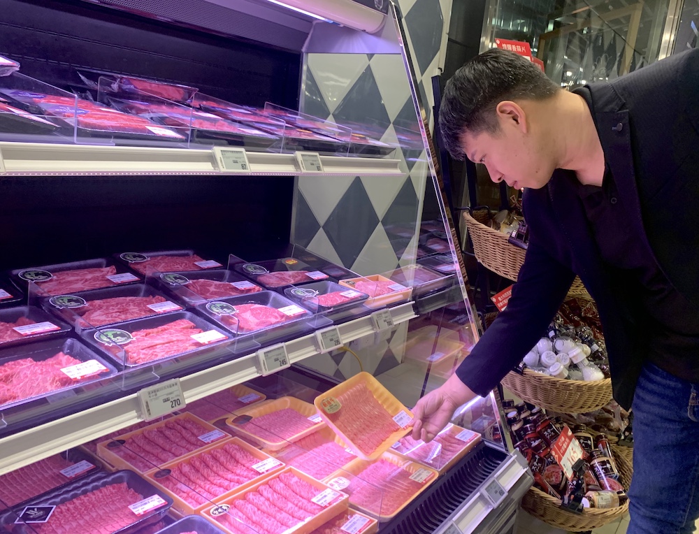 ▲吳祐豪指出，雖然都是A5等級，但在品嚐上還是有差，另外消費者在選購生鮮和牛的時候也不要挑選分切太厚的品項。（圖／業者提供）