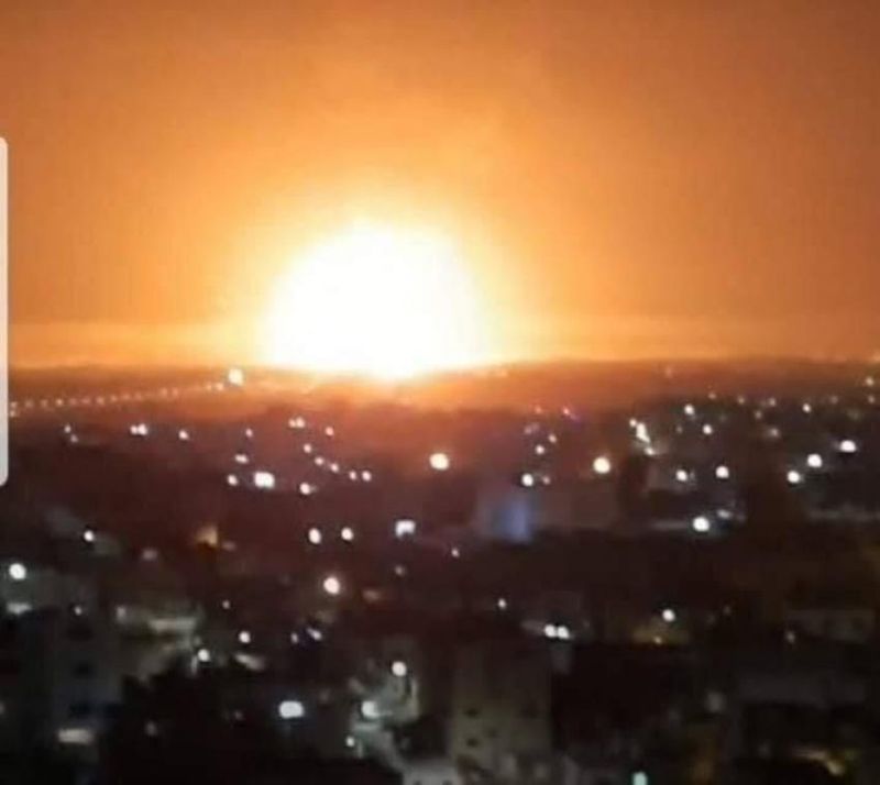 ▲約旦首都安曼省東北部的扎爾卡市(Zarqa)發生大爆炸,隨後火花直竄夜空,驚悚畫面曝光立刻引發瘋傳。(圖/翻攝自twitter)