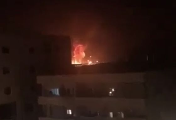 ▲約旦首都安曼省東北部的扎爾卡市（Zarqa）發生大爆炸，隨後火花直竄夜空，驚悚畫面曝光立刻引發瘋傳。（圖／翻攝自twitter）