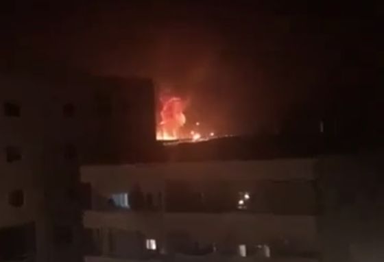 ▲約旦首都安曼省東北部的扎爾卡市(Zarqa)發生大爆炸,隨後火花直竄夜空,驚悚畫面曝光立刻引發瘋傳。(圖/翻攝自twitter)