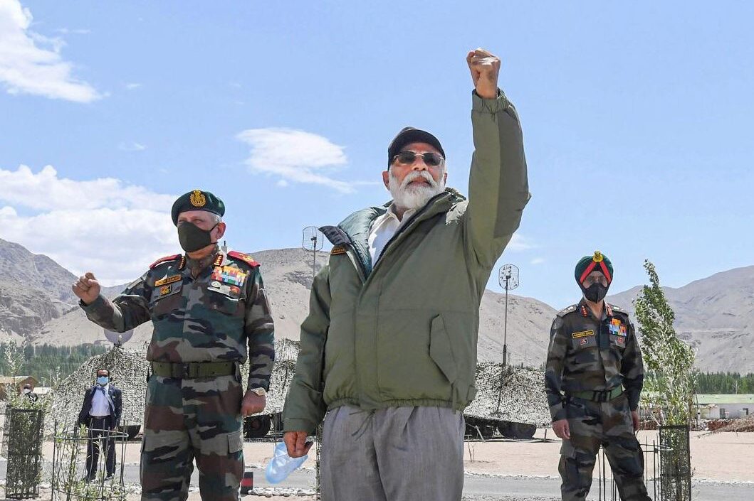 ▲印度官員警告中國發動戰爭會付出沈重代價。圖為印度總理莫迪7/20前往邊境探視軍隊。（圖／翻攝自Defense Aviation Post）