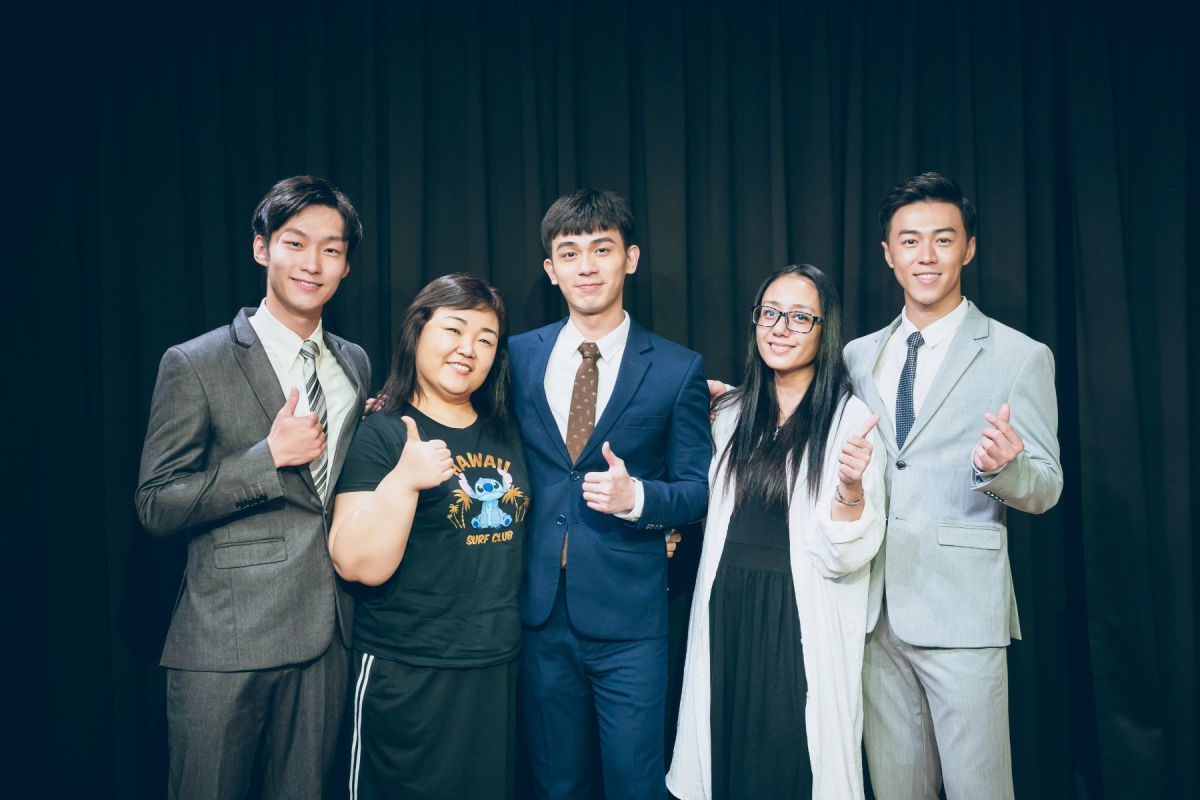 ▲同門高慧君（右二）、廖慧珍（左二）驚喜現身力挺師弟。（圖 / 艾迪昇傳播提供）