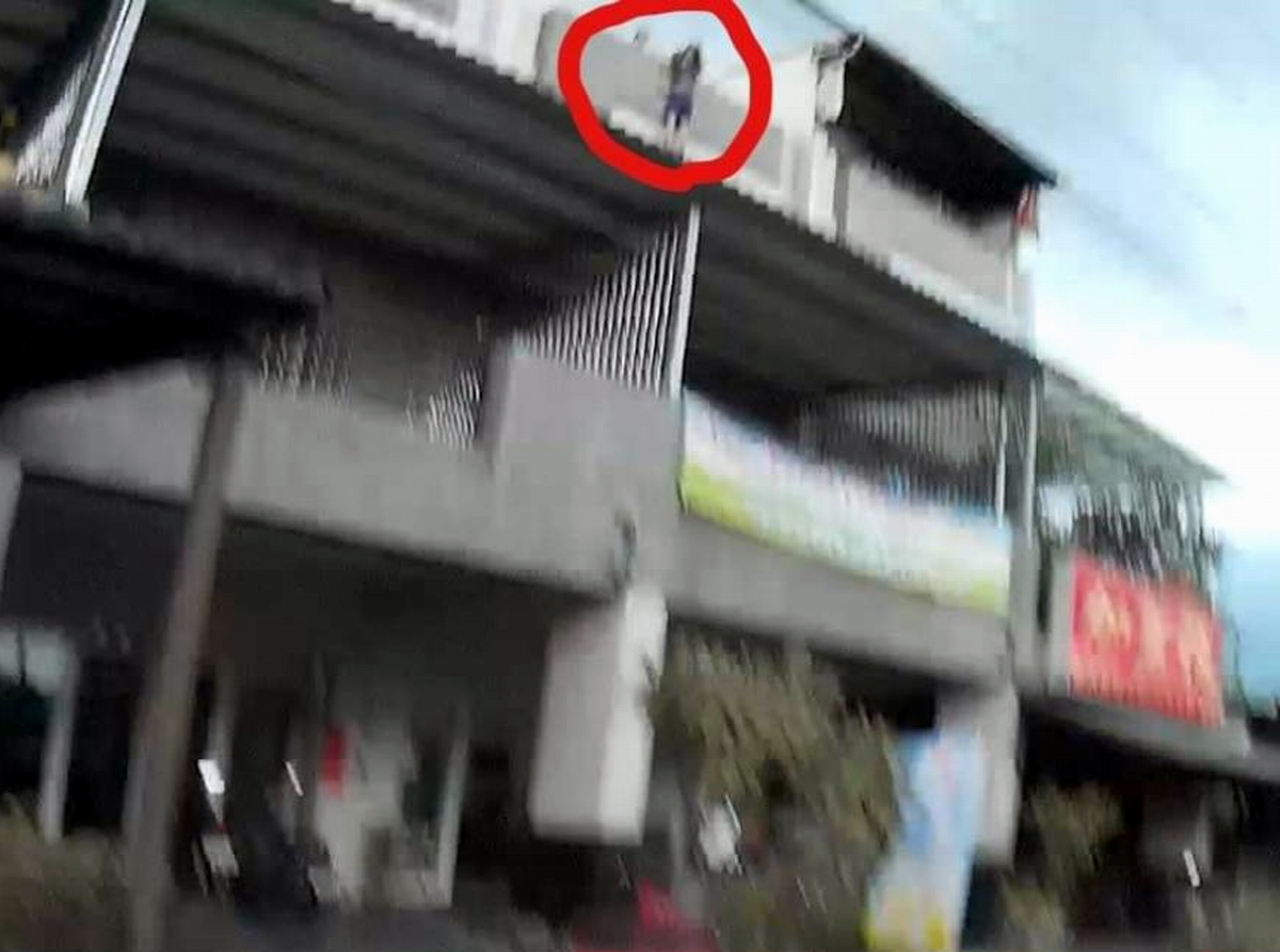 ▲社福機構照料劉姓女子大喊要自殺從陽台往下跳，志工立刻上前緊拉劉女衣衫，最後劉女懸在外牆邊隨時可能掉落，情況相當危急。（圖／記者黃正忠翻拍, 2020.09.11）