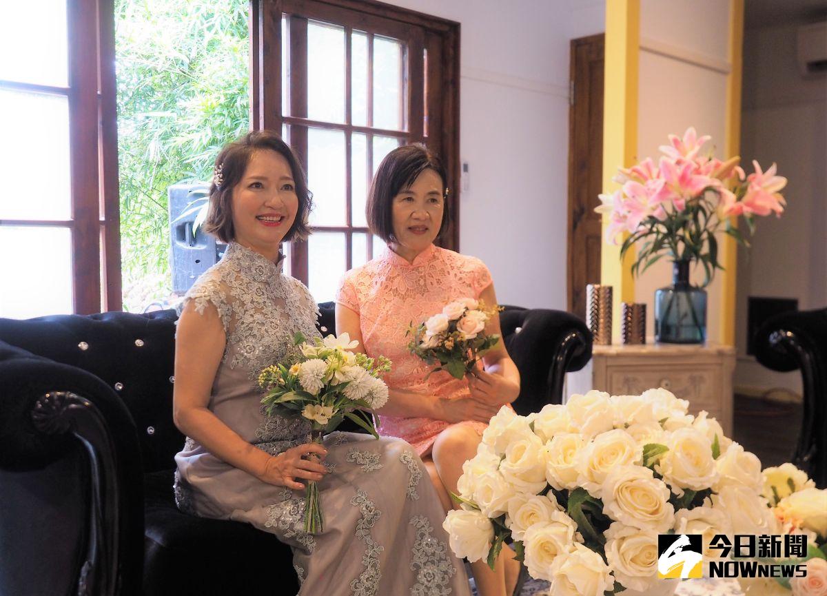 ▲「2020海洋派對-情定澎湖灣」活動，旅遊處長陳美齡、稅務局長曾惠香親自穿上古典婚紗旗袍，展現女性主管自信與行銷澎湖的決心。（圖／記者張塵攝，2020.09.10）