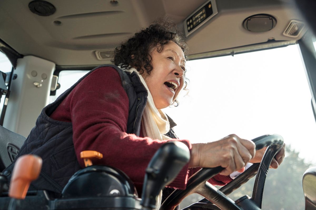 ▲羅文姬片中為了孫女，爬樹、開拖曳機樣樣來。（圖／CatchPlay）
