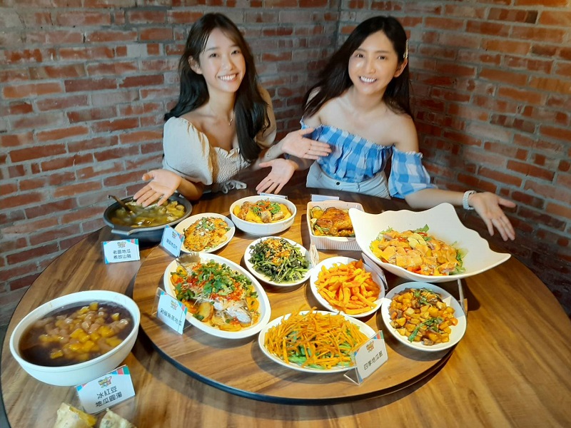 ▲餐廳推出地瓜滿漢全席，美女吃得開懷。(圖/萬里區公所提供)