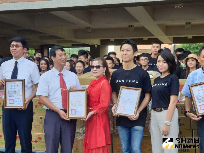 ▲疫情衝擊惠明盲校,康林國際集團愛心送暖,校長陳志福致送感謝狀致意。(圖/金武鳳攝,2020.9.11)