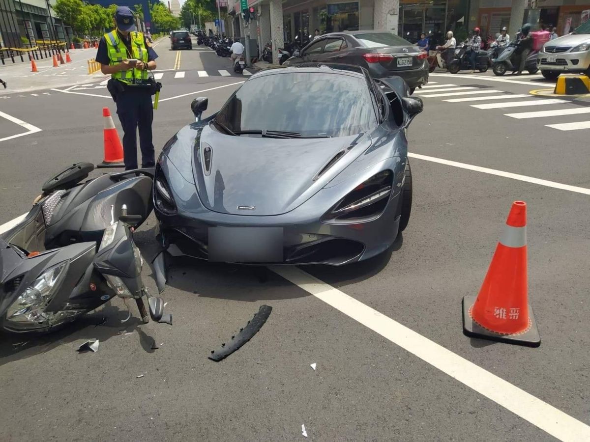 ▲價值千萬的麥拉倫超跑在台南市區發生車禍，引起路人側目。（圖／記者陳聖璋翻攝）