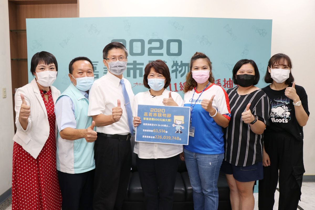 ▲網路直播抽獎今，邀請林春發律師事務所的林春發律師進行抽獎見證。〔圖／嘉市府提供2020.09.11〕