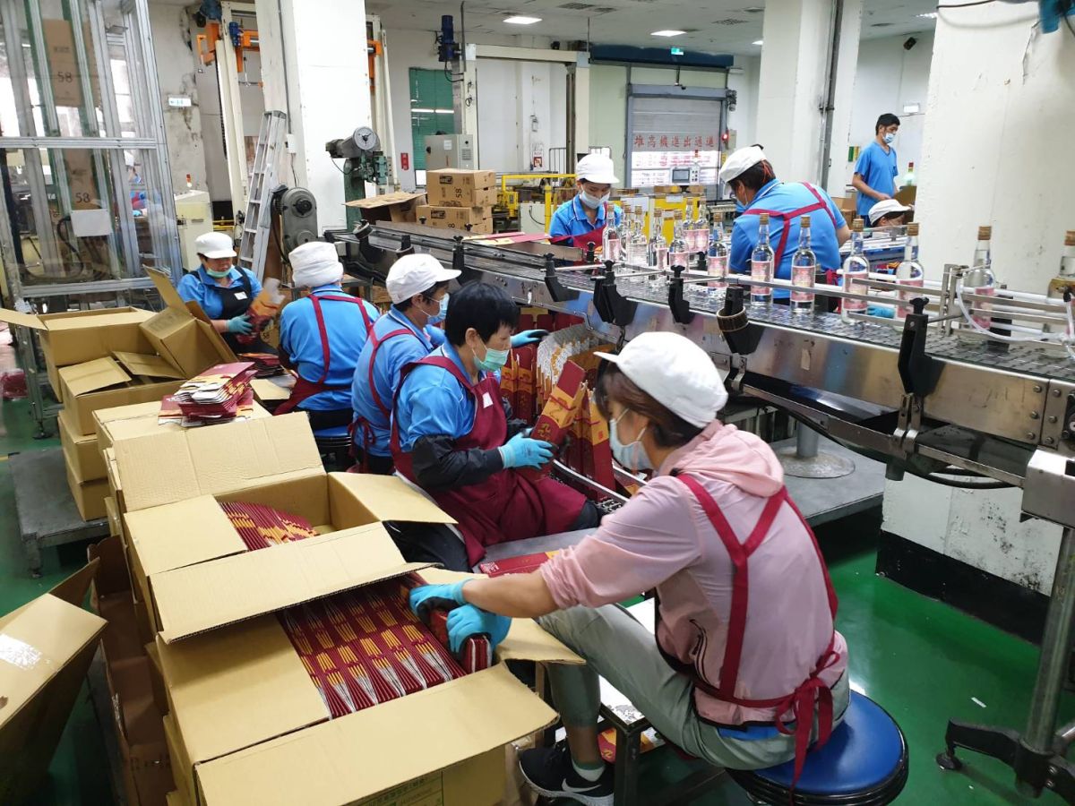 ▲金城鎮公所贈送鎮內65歲長輩「九九重陽」紀念酒，選擇在9月9日罐裝。(圖/金城鎮公所提供)