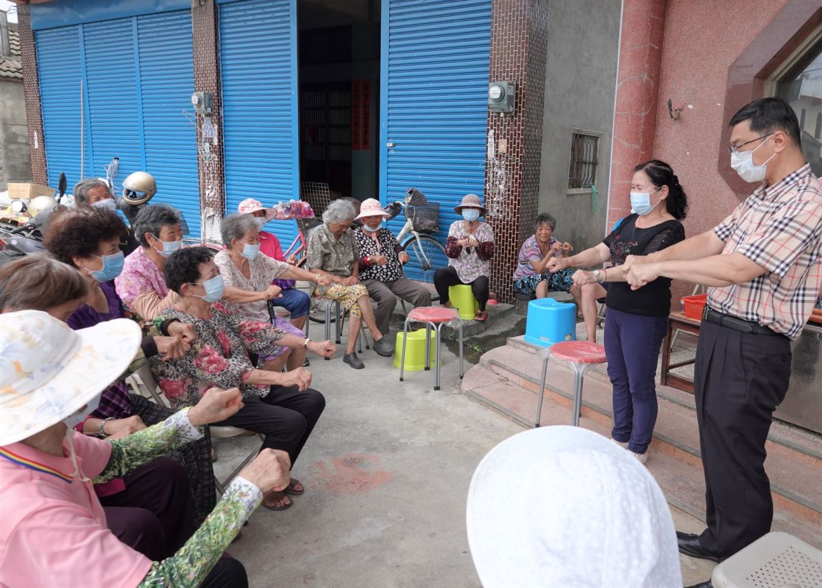 ▲鹿港鎮長許志宏與東昇社區照顧關懷據點長輩們，在老師引導下一起做運動。（圖／記者葉靜美攝，2020.09.11）