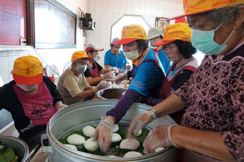 ▲社區長輩們聚在一起做傳統美食草仔粿。（圖／記者葉靜美攝，2020.09.11）