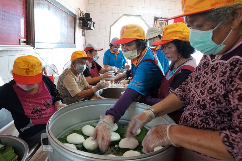 ▲社區長輩們聚在一起做傳統美食草仔粿。(圖/記者葉靜美攝,2020.09.11)