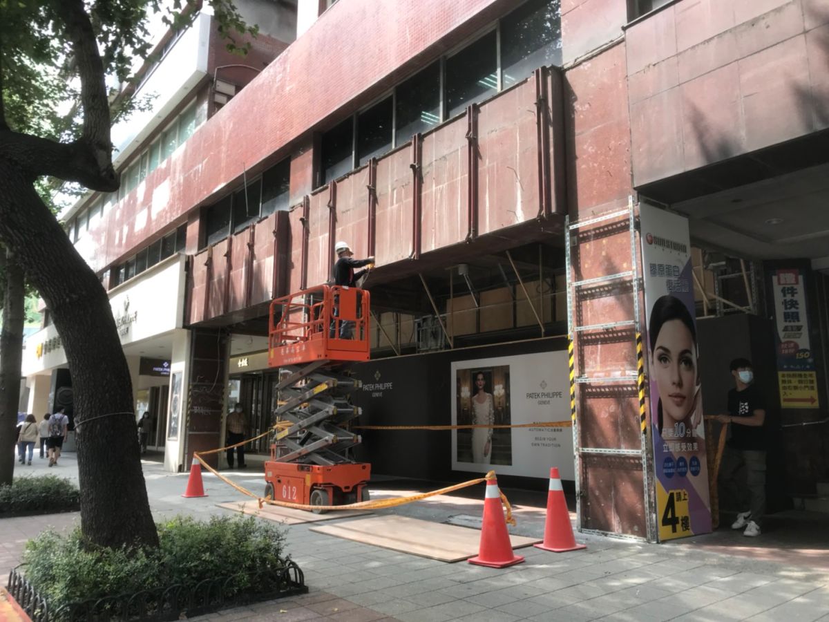 ▲超前部屬，忠孝東路店面裝修中提早卡位。（圖／NOWnews資料照） 