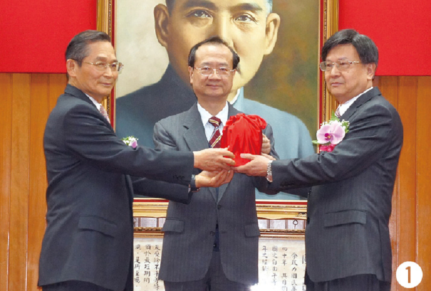 ▲公務員懲戒委員會委員長石木欽（圖右），在最高法院庭長、台灣高等法院院長期間，被查出接受富商翁茂鍾招待，並於前（108）年9月請辭﹔法務部今天公布調查報告，11名檢察官、檢察長及9名調查人員將依情節行政議處或司法調查，與翁男相關4案將重啟調查。（圖／翻攝自司法院官網）