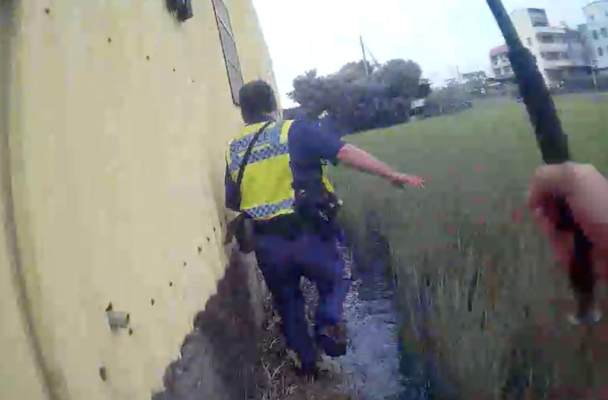 ▲新竹縣竹北警分局昨（9）天晚間，在員警戒護通緝犯時，通緝犯與友人趁機脫逃，目前新竹縣警察局已掌握嫌犯車輛，圍捕中。（資料照，非當事照片／記者陳雅芳攝）