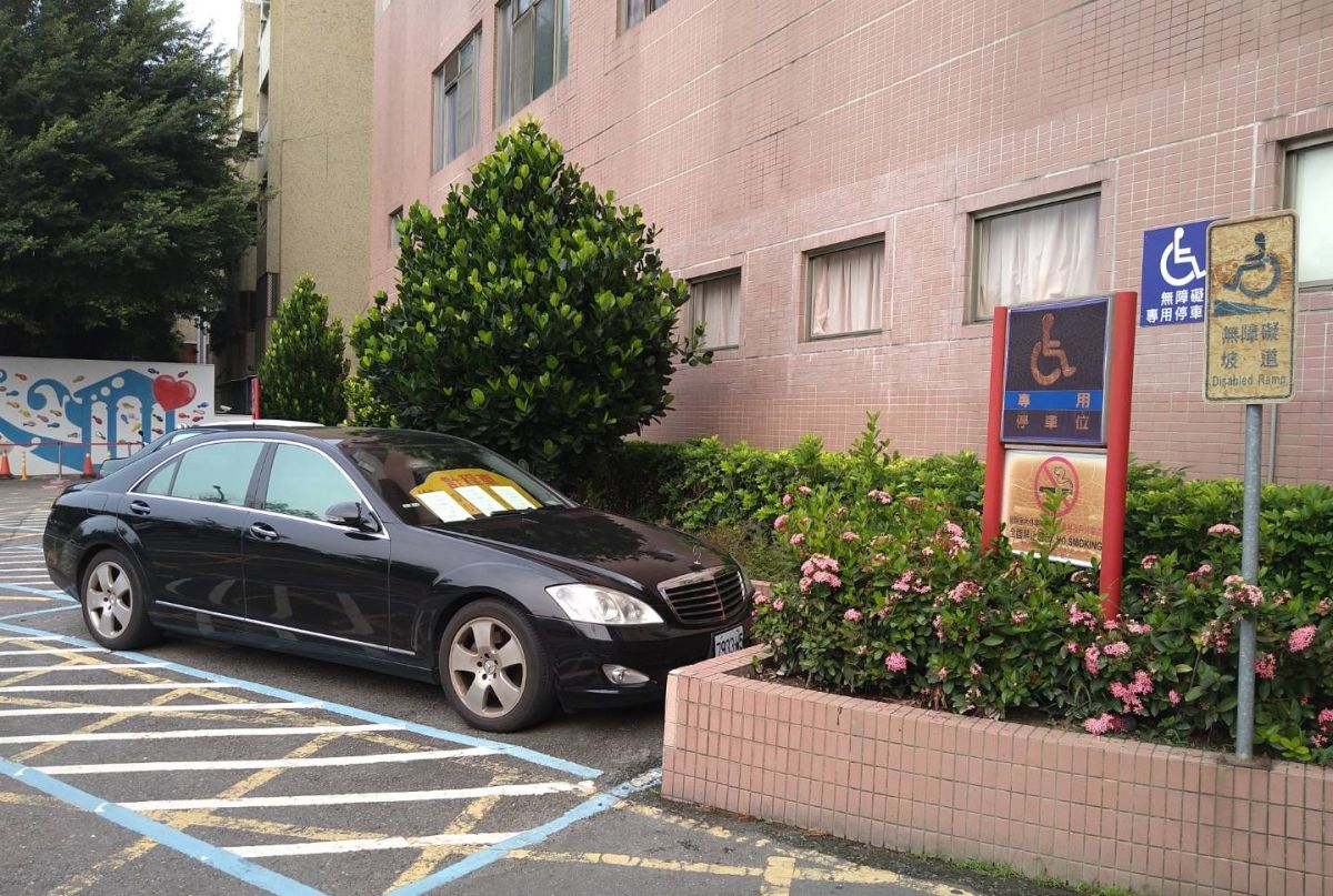 ▲台大雲林分院殘障車位遭長期佔用，院方求援相關單位卻無法可取締。（圖／記者簡勇鵬攝，2020.09.11）