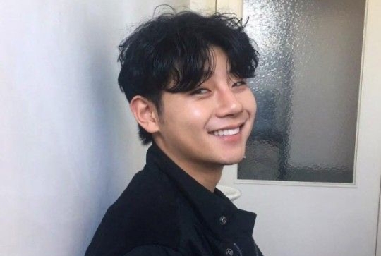 ▲韓歌手趙融兼差當外送，凌晨出車禍過世。（圖／青春學概論臉書）