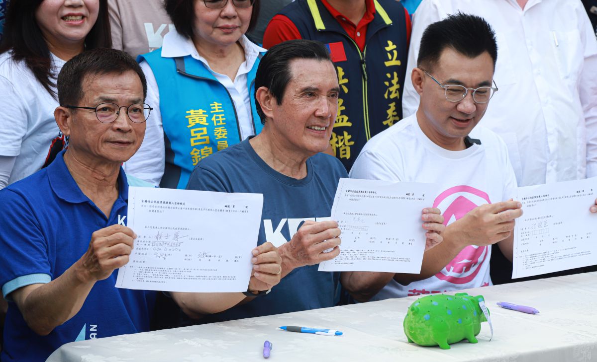 ▲
國民黨在全台22縣市同步啟動反對瘦肉精美豬公投連署，國民黨主席江啟臣和前總統馬英九在木新市場呼籲全民連署。(圖/記者葉政勳攝，2020.09.12)