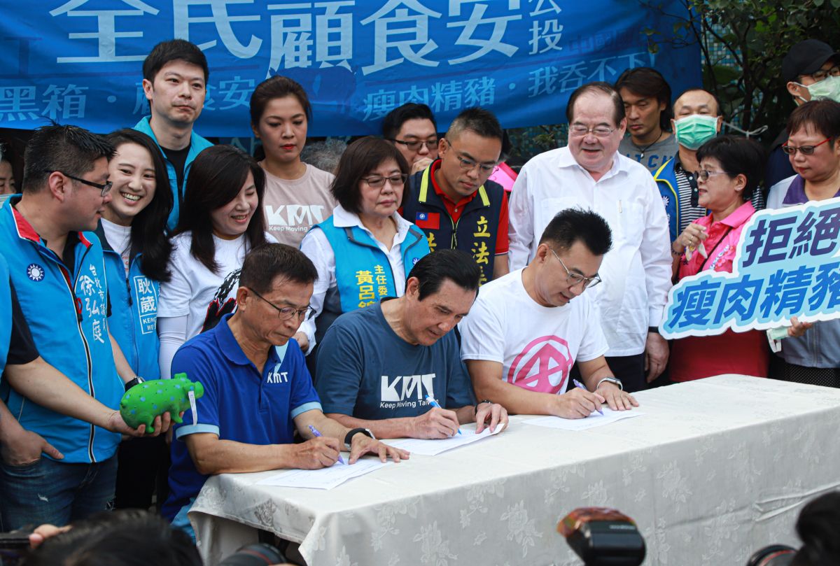 ▲國民黨立委賴士葆12日分析前瞻計畫軌道預算砍半，是蔡政府把錢挪去「綁樁」，藍綠拿到錢的差別很大。左起算第一個簽署者為賴士葆。(圖/記者葉政勳攝，2020.09.12)