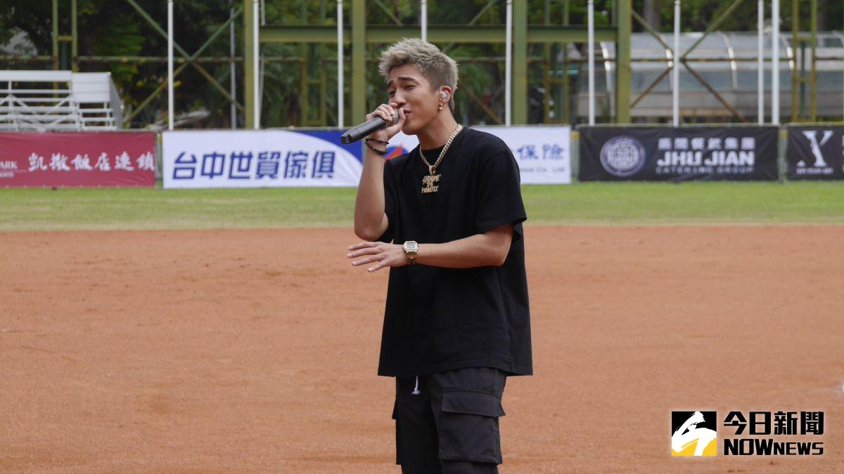 ▲婁峻碩在女壘聯賽現場演唱。（圖／吳政紘攝）