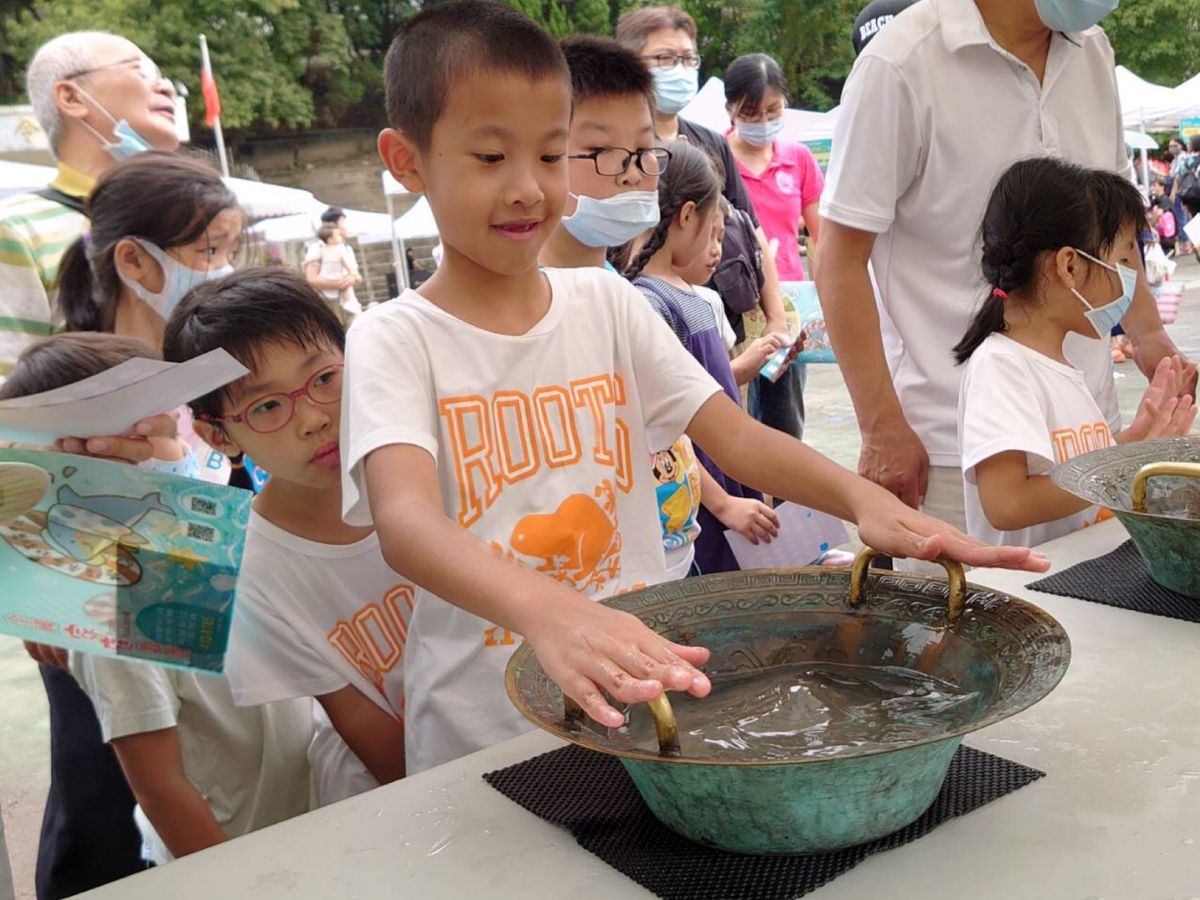 ▲科學巡迴列車開進基隆，讓基隆學童一起動手找樂趣（圖/基隆市政府提供）