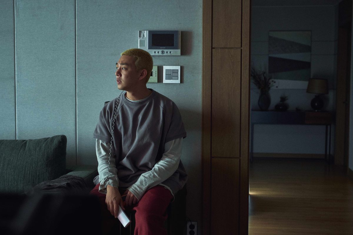 ▲片中，劉亞仁受困公寓飢餓多日得到珍貴的泡麵；戲外他笑說死之前至少要吃最後一餐。（圖／Netflix）