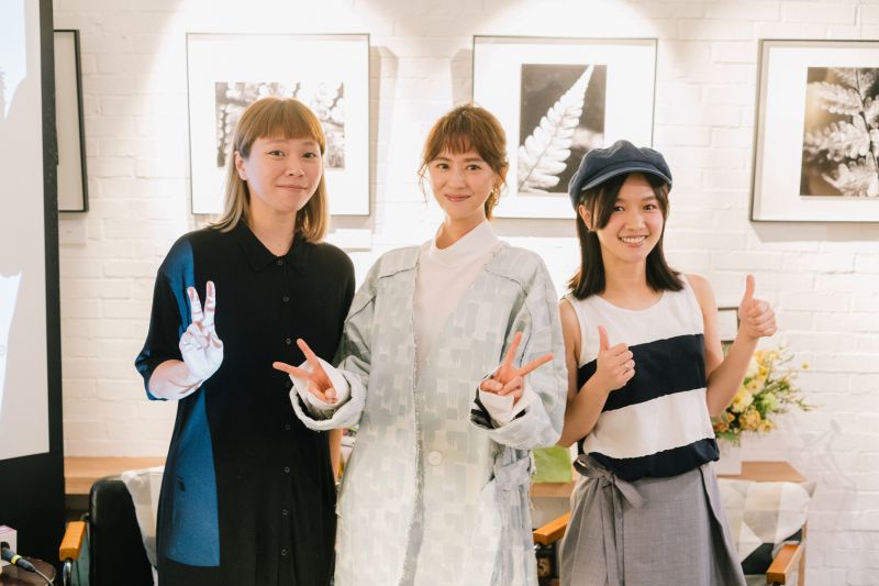 ▲林予晞(中)放話下次要穿比基尼幫嚴正嵐(右)宣傳。(圖