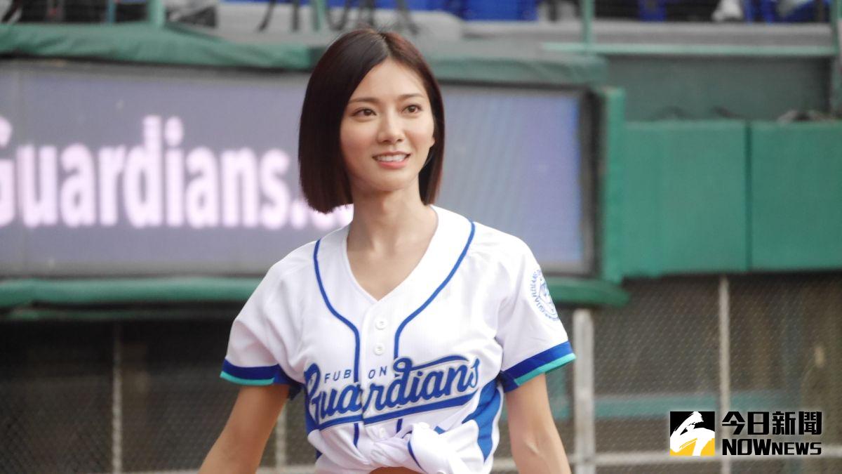 ▲「豆花妹」蔡黃汝開球。（圖／吳政紘攝）