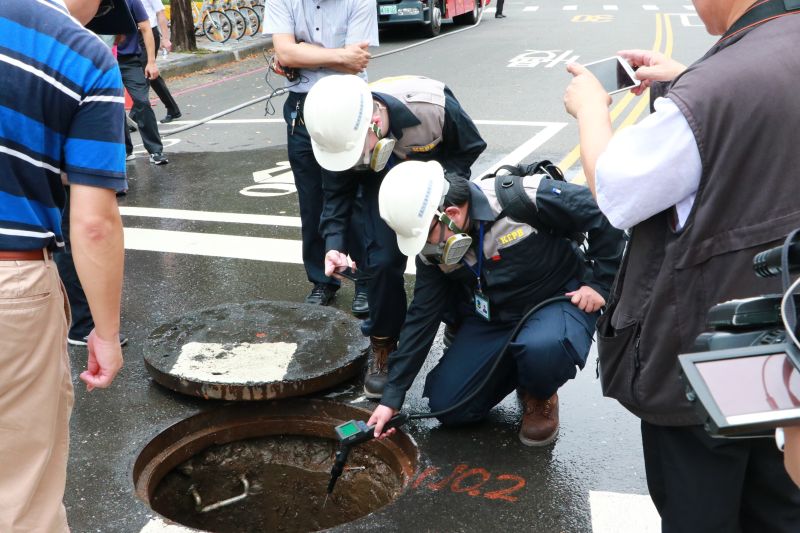 ▲現場量測人孔蓋內的乙烯濃度。(圖/高雄市政府提供)