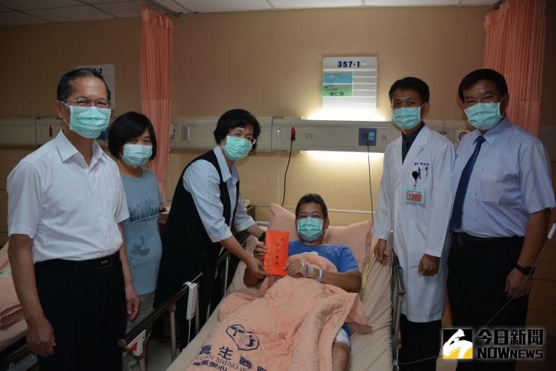 影／員警被鋼筋插傷仍追捕通緝犯　縣長王惠美醫院探視
