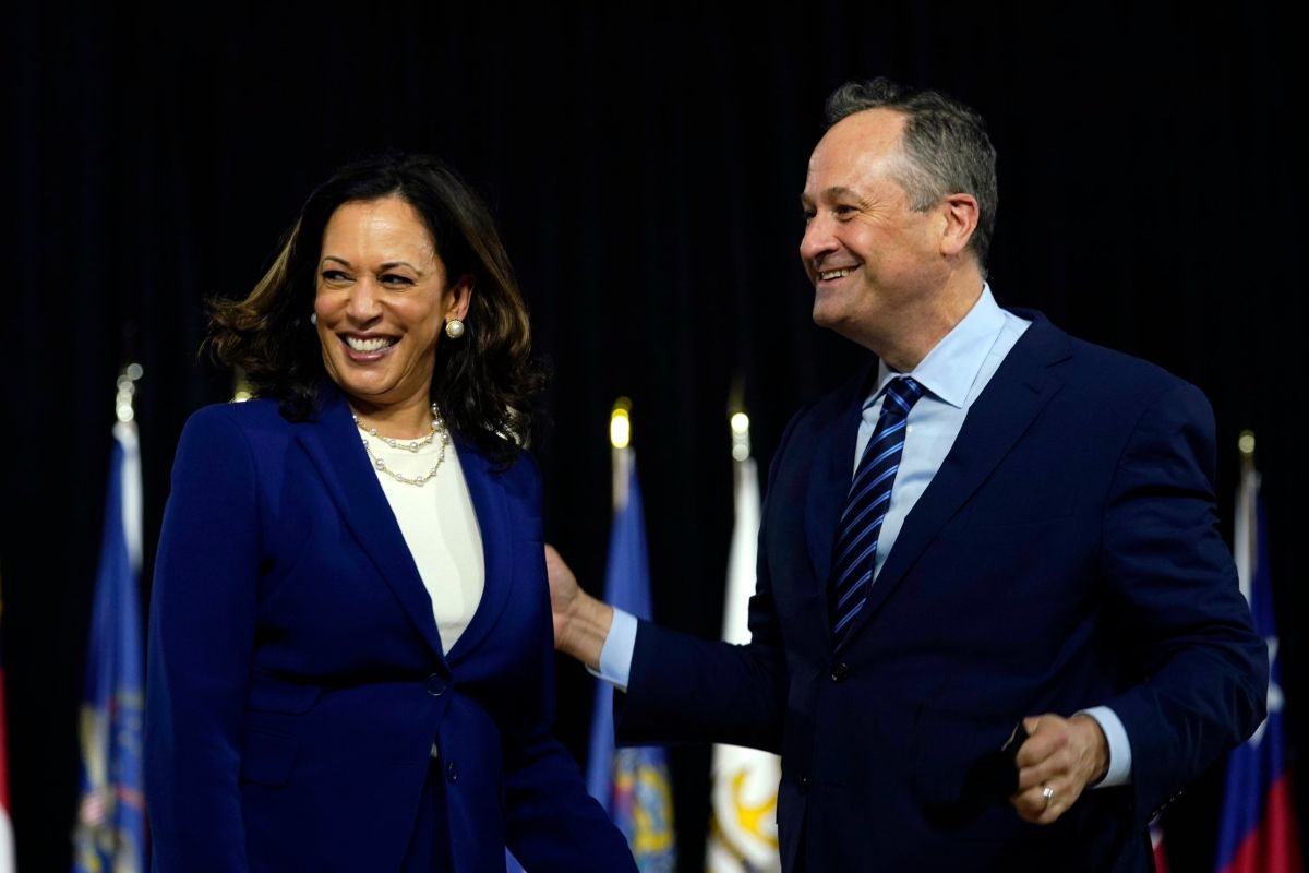 ▲美國民主黨副總統候選人賀錦麗（Kamala Harris）和其丈夫埃莫夫（Douglas Emhoff）。（圖／翻攝自／達志影像／美聯社）