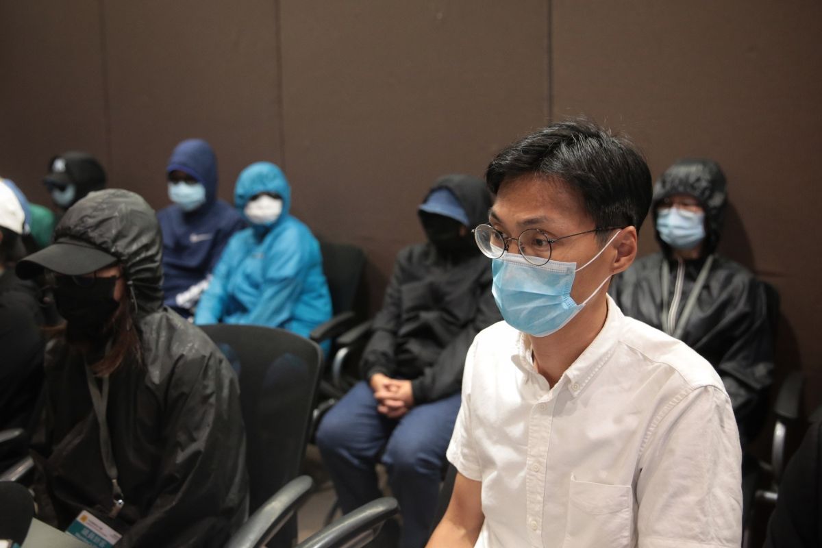 ▲日前涉嫌偷渡至台灣的12名香港人仍被關押於深圳看守所，其家屬在立法會議員協助下舉行記者會，呼籲港府協助被捕人士回港。（圖／翻攝自《香港01》）