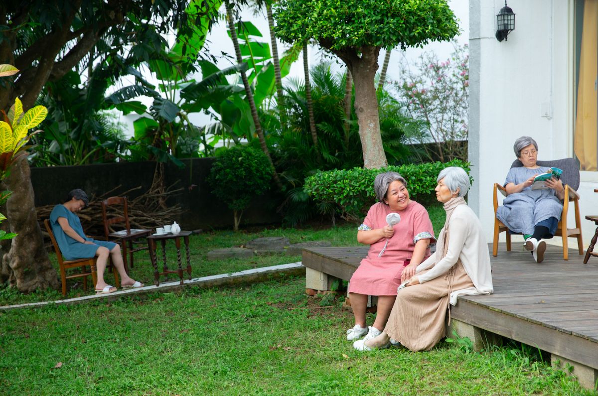 ▲鍾欣凌（前排左）在萬芳單曲《給你們》MV中化上老妝，頭上還戴著灰白色假髮扮老。（圖／何樂音樂提供）