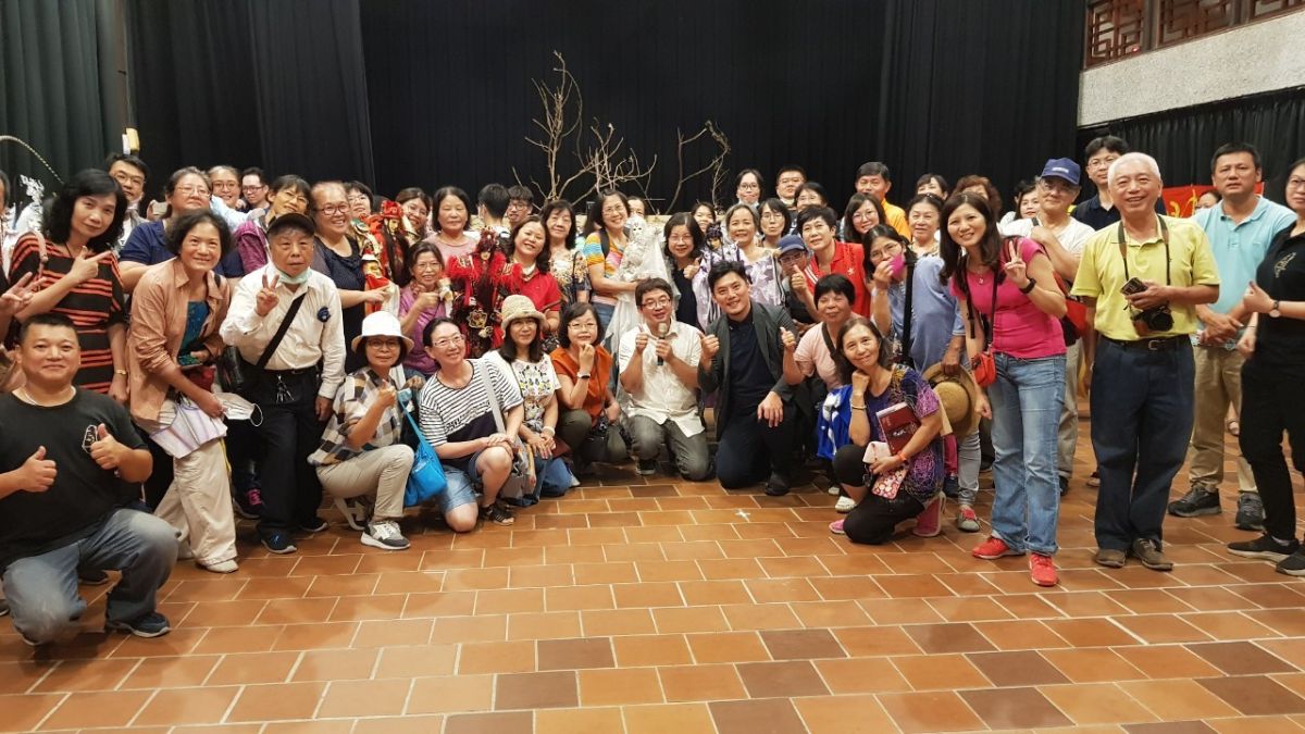 ▲嘉義市文化局文化研究員團隊百名成員，至嘉義縣表演藝術中心參訪並進行藝文交流。（圖/三昧堂提供）