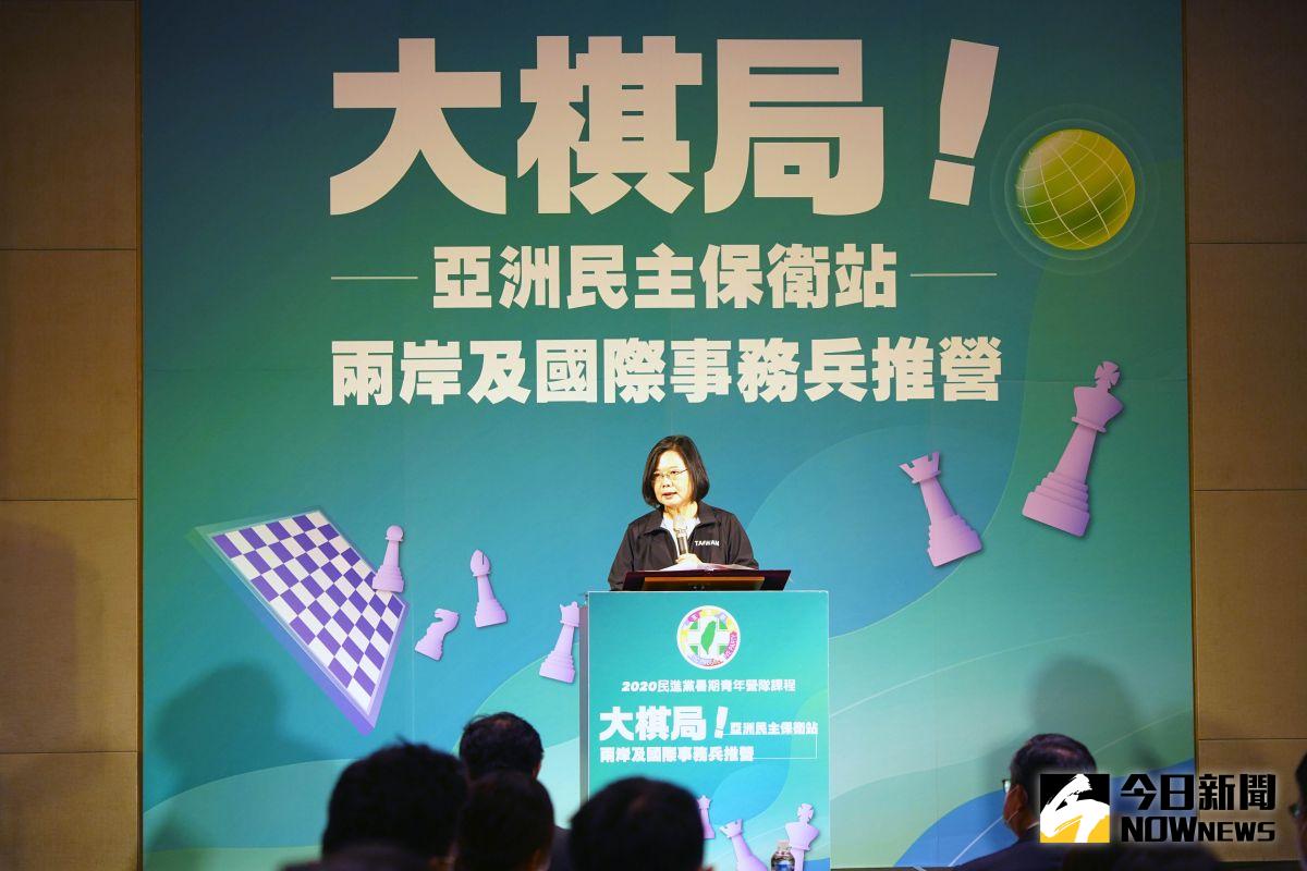 ▲蔡英文表示，中國強行實施《港區國安法》，不僅衝擊香港的高度自治跟民主發展，也對普世的民主價值造成威脅。（圖／記者李春台攝, 2020.09.13）