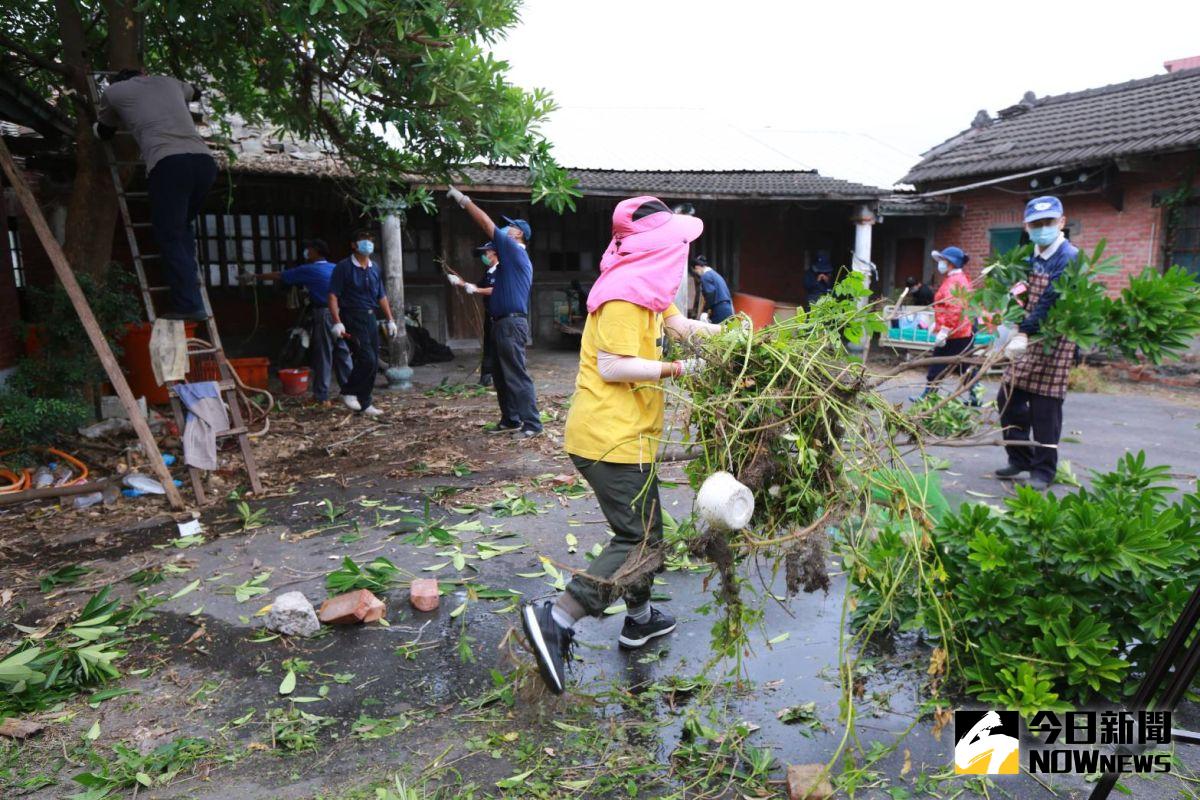 ▲彰化慈濟志工發現二林鎮西斗里獨居長輩居家環境雜亂，志工動員人力協助清掃，從裡到外清理。（圖／記者陳雅芳攝，2020.09.13）