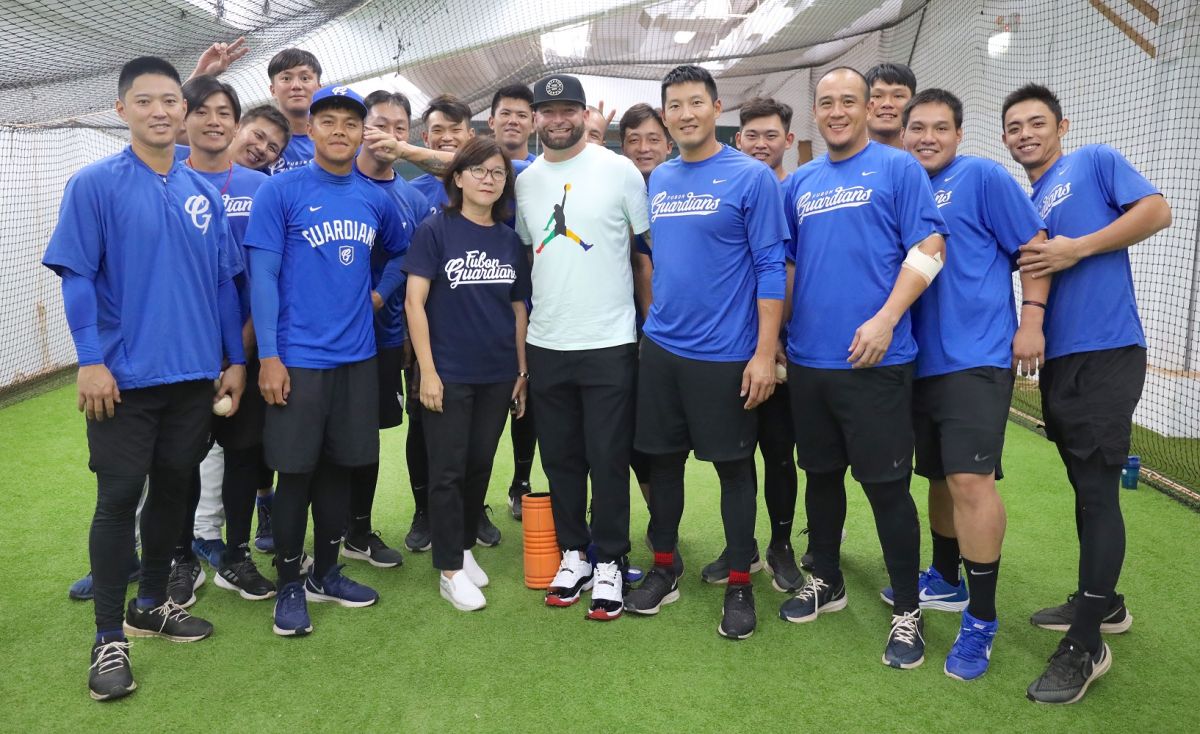 ▲富邦悍將洋投伍鐸即將離隊，特地前來球場和隊友道別。（圖／富邦提供）