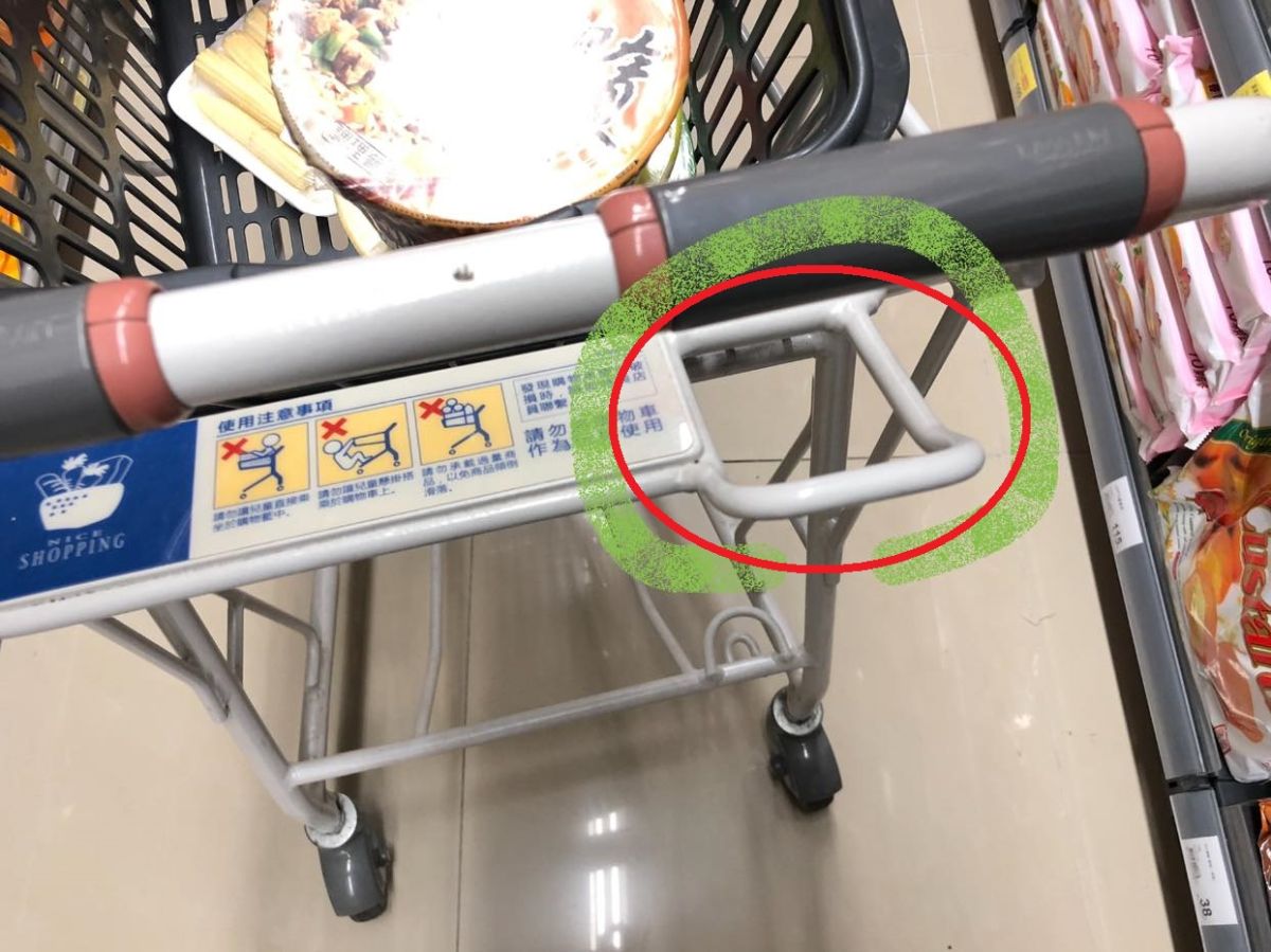 ▲一位網友到全聯時，發現它們的推車都設有一個「謎樣方框」，讓他不禁好奇這格的功用究竟為何。（圖／翻攝爆廢公社）