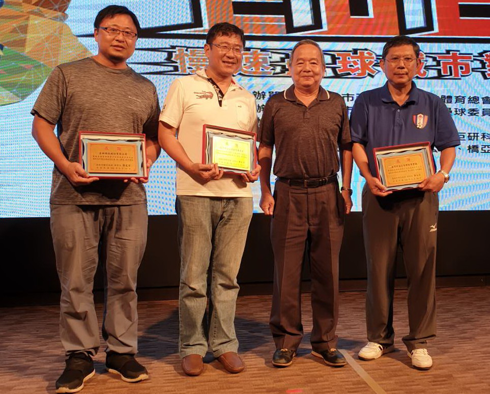 ▲高雄市第17屆市長盃慢速壘球對抗賽開幕儀式及選手之夜，會中頒贈獎牌給贊助慢速壘球對抗賽的台灣中油石化事業部等單位，由該事業部行政室公關組經理王俊堯(左2)代表接受。(圖／記者黃守作攝) 