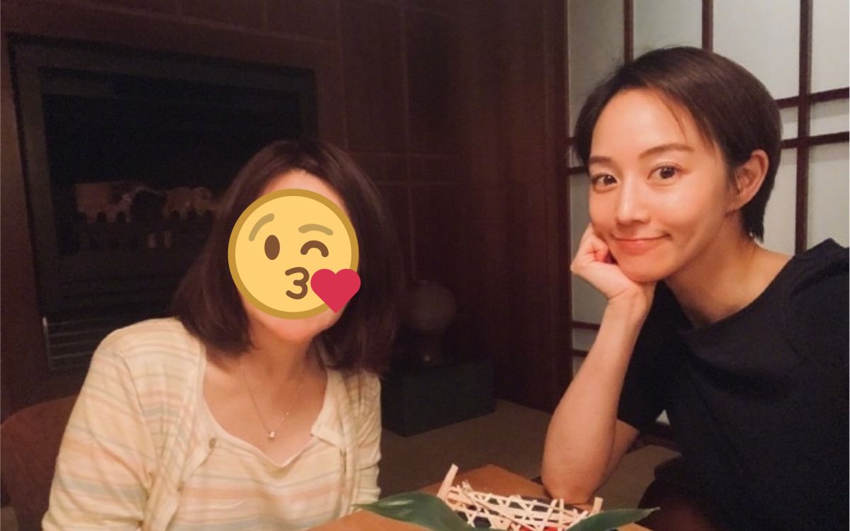 ▲張鈞甯（右）帶凍齡媽咪出遊。（圖／張鈞甯微博） 