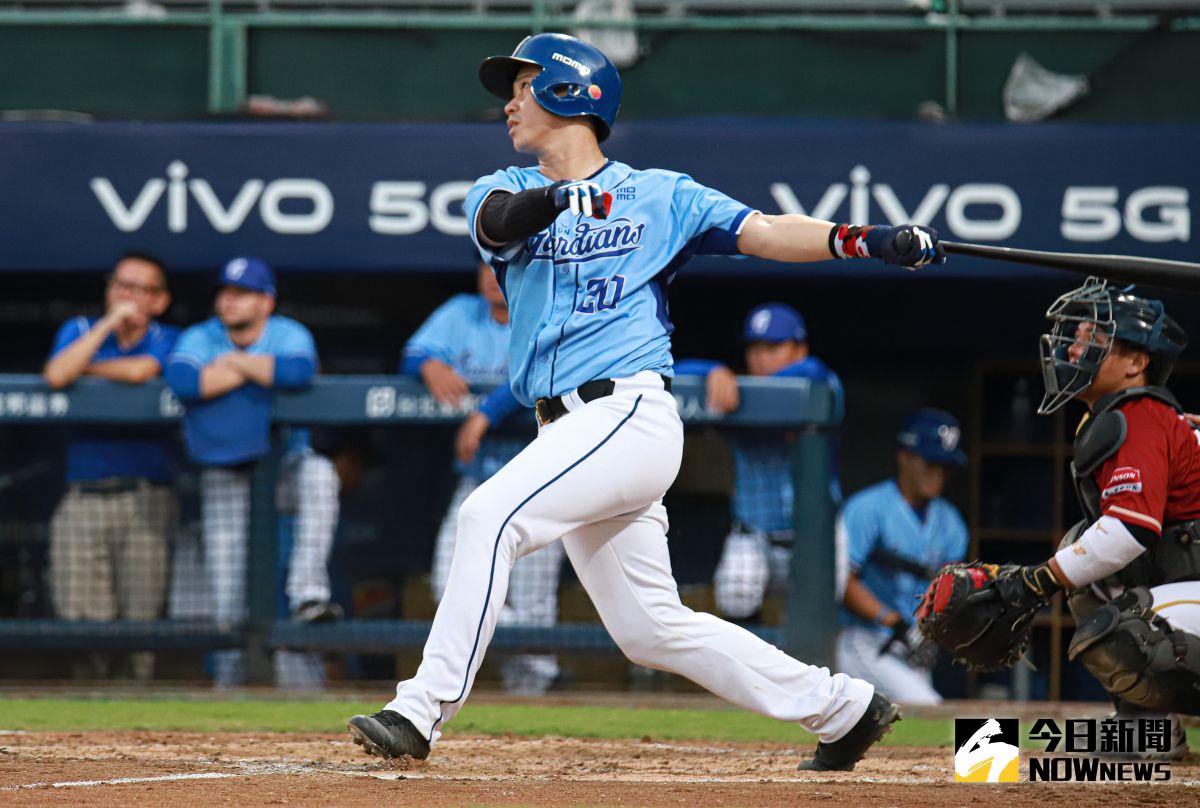 ▲富邦悍將捕手林宥穎敲出三壘安打。（圖／記者葉政勳攝 , 2020.09.13）