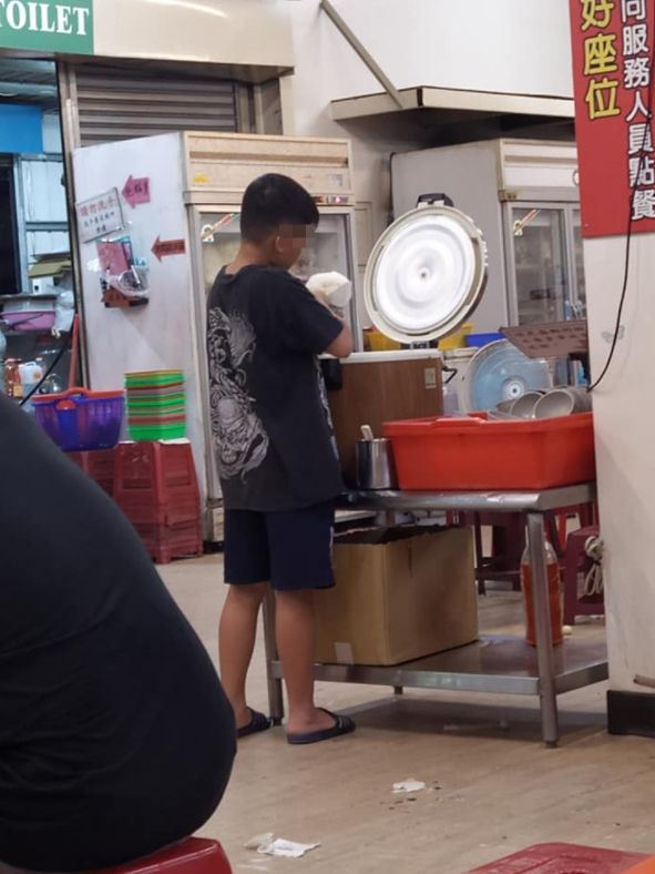 ▲小弟弟怕白飯掉出碗外,還熟練地用飯匙壓緊白飯。(圖/翻攝爆廢公社二館臉書)
