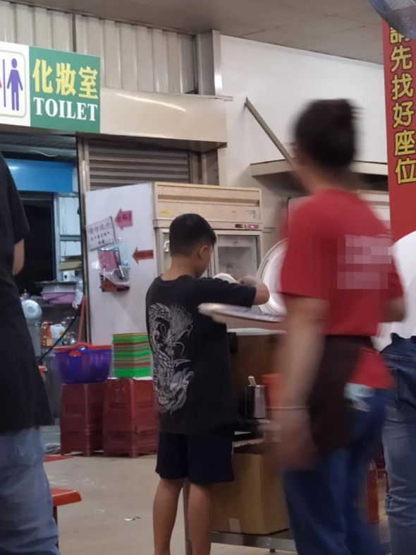 ▲原PO發現一名小弟弟盛飯已許久。(圖/翻攝爆廢公社二館臉書)