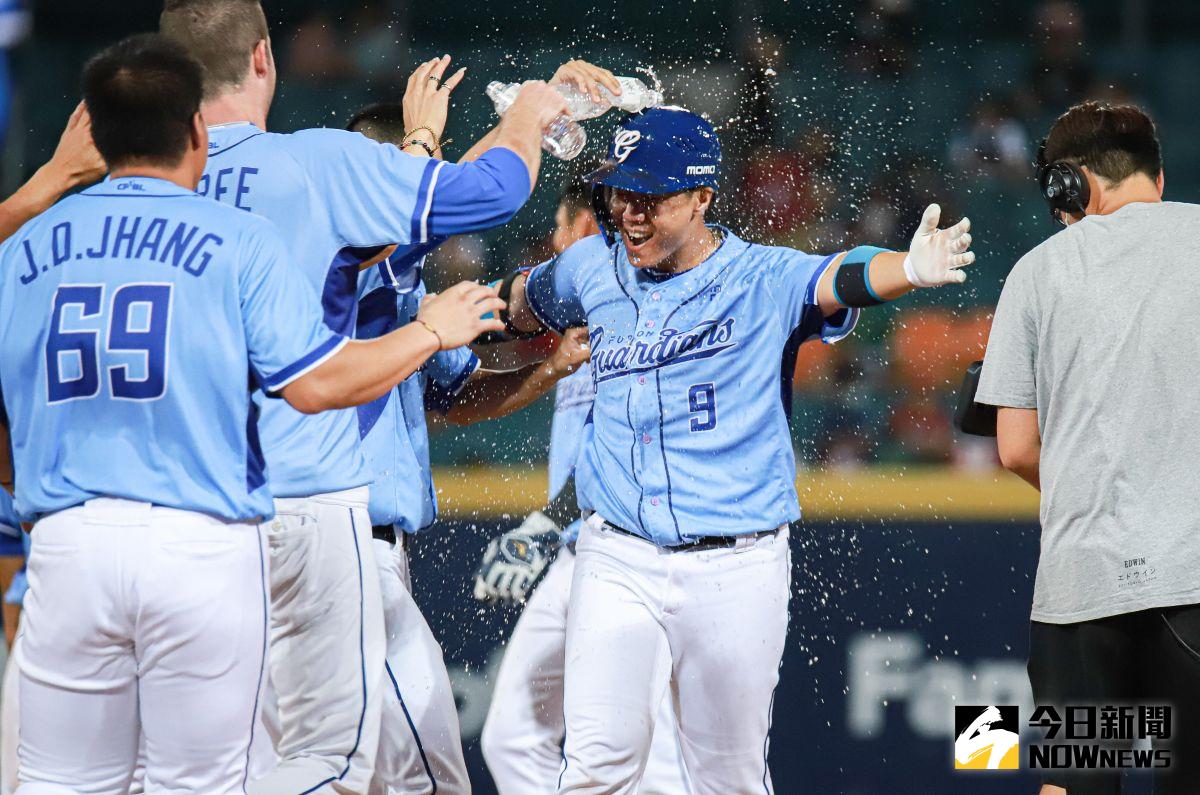 ▲富邦悍將一壘手林益全敲出再見安打。（圖／記者葉政勳攝 , 2020.09.13）