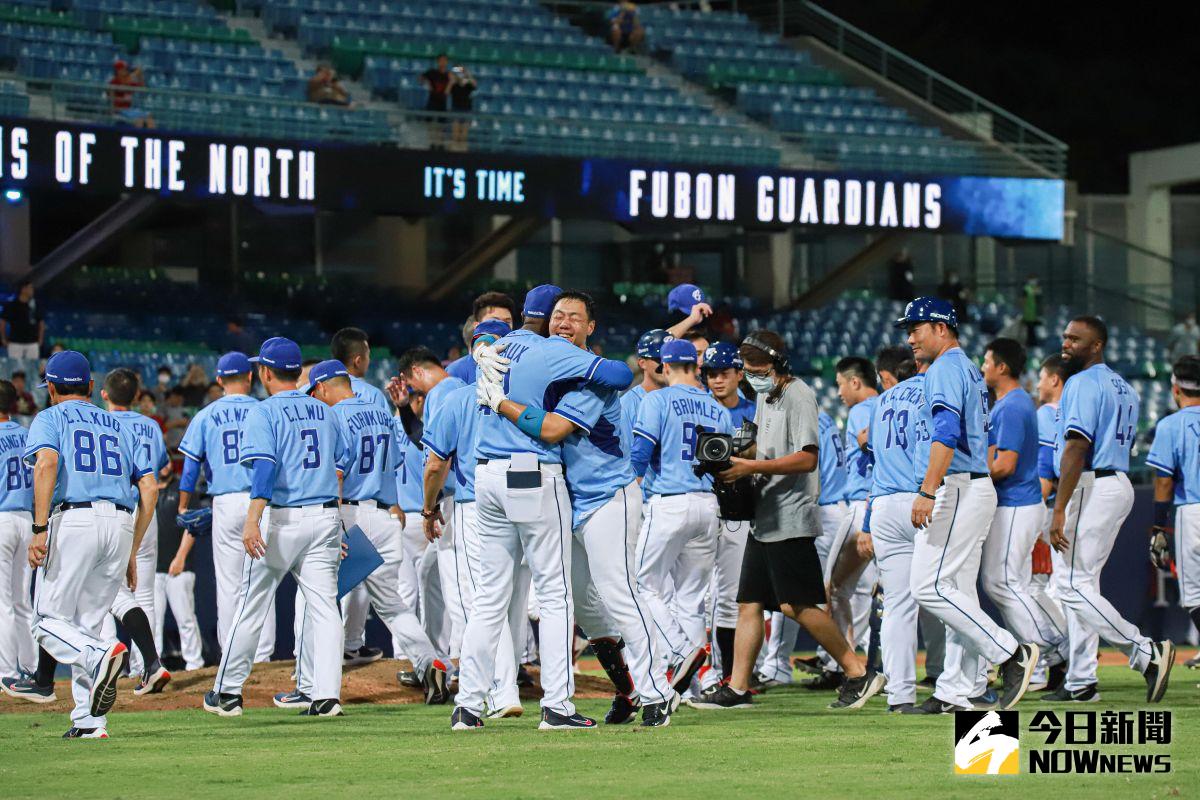 ▲富邦悍將能否拿下改名後隊史首次季冠軍？（圖／記者葉政勳攝 , 2020.09.13）