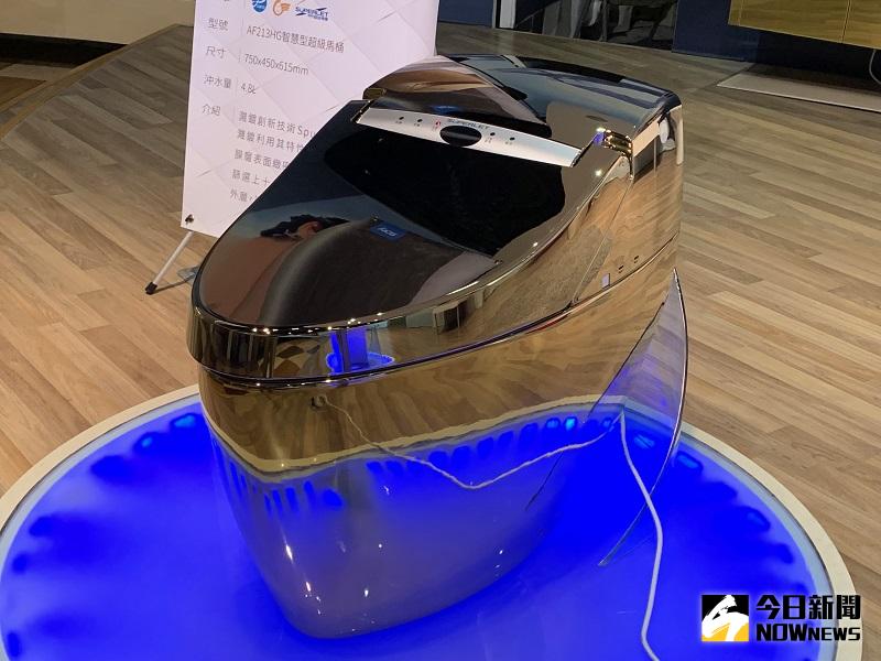 ▲濺鍍馬桶由於產品製作困難，良率非常低，因此一個馬桶要價50萬。(圖/記者康子仁攝)